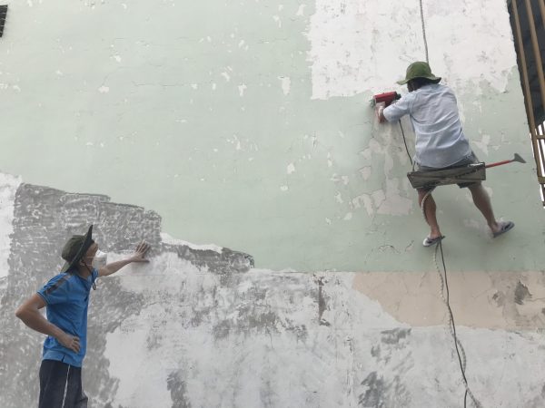 Thợ sơn nhà Quận 9 thi công lăn sơn cẩn thận bọc màng nilon